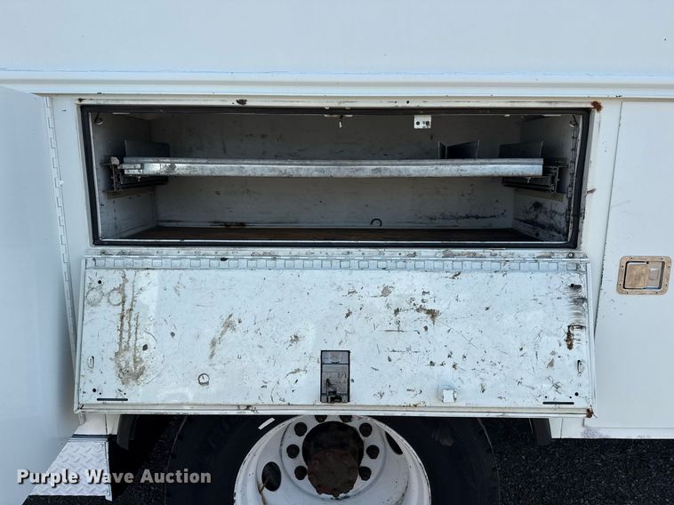 image for item EG5850 2006 International 4300 utility / service truck