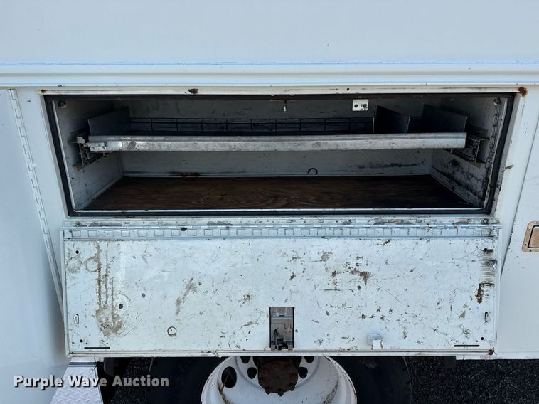 image for item EG5850 2006 International 4300 utility / service truck