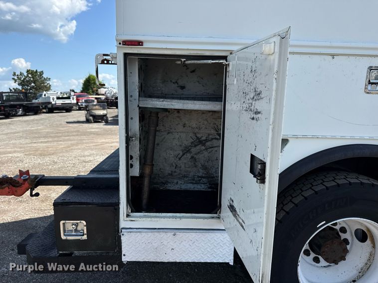 image for item EG5850 2006 International 4300 utility / service truck