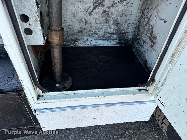 image for item EG5850 2006 International 4300 utility / service truck