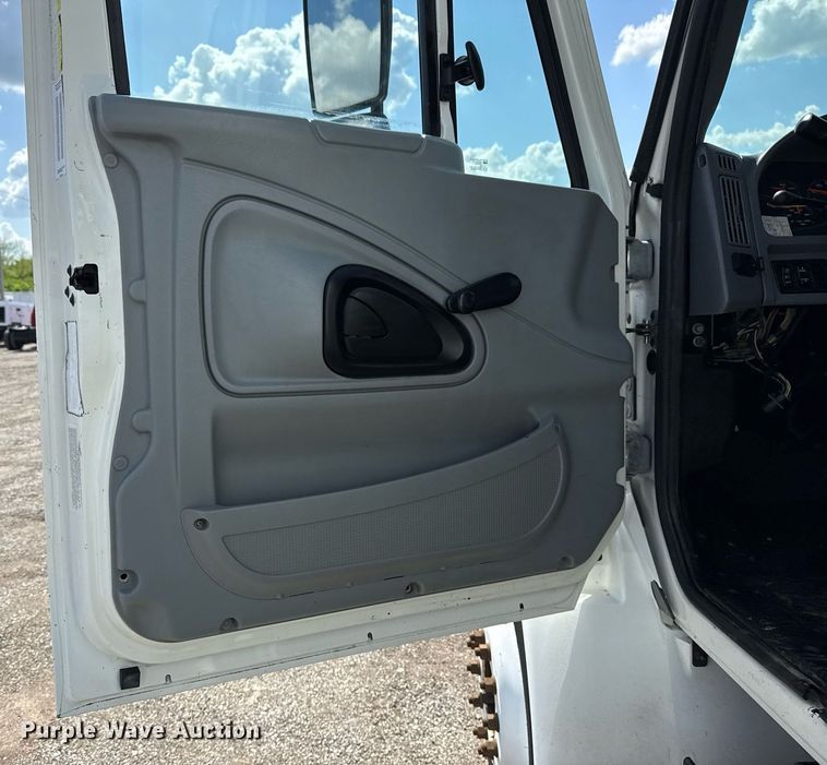 image for item EG5850 2006 International 4300 utility / service truck