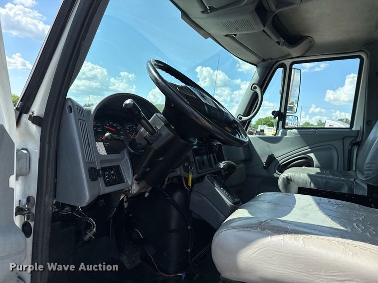 image for item EG5850 2006 International 4300 utility / service truck