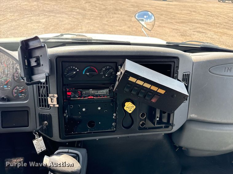 image for item EG5850 2006 International 4300 utility / service truck