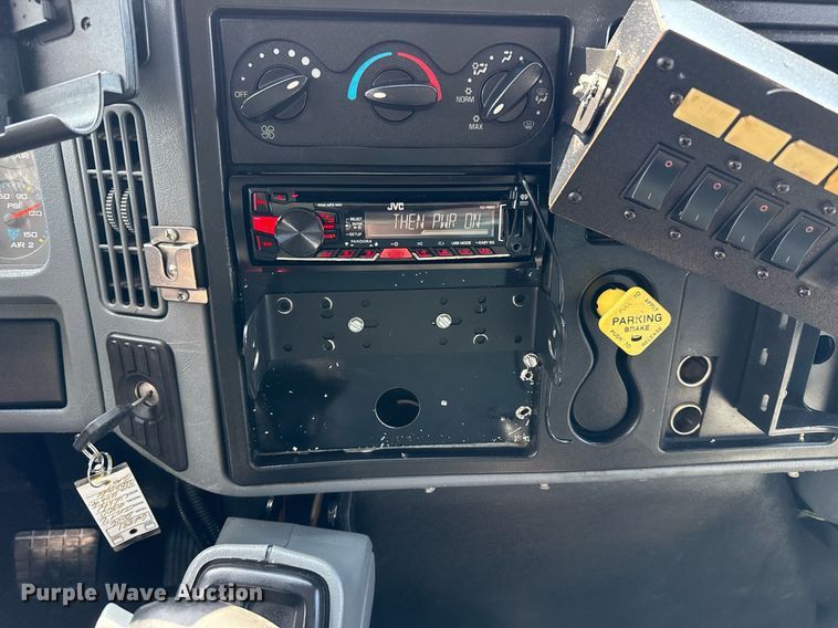 image for item EG5850 2006 International 4300 utility / service truck