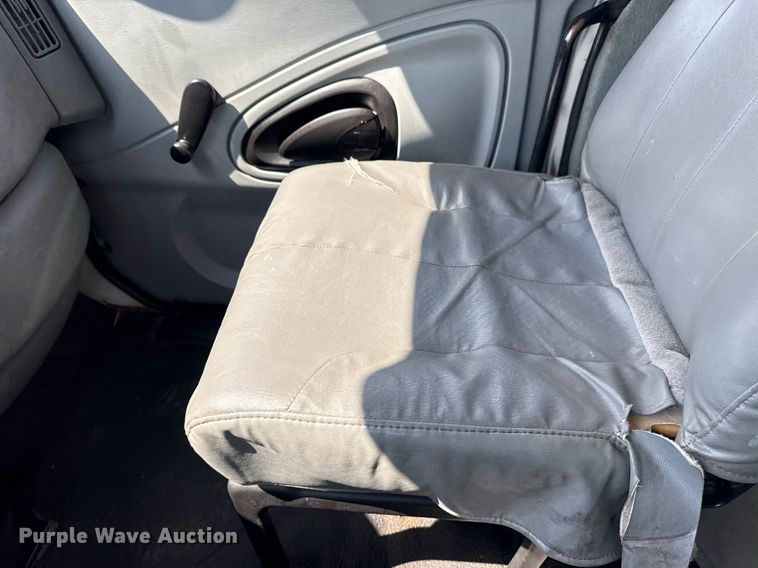 image for item EG5850 2006 International 4300 utility / service truck