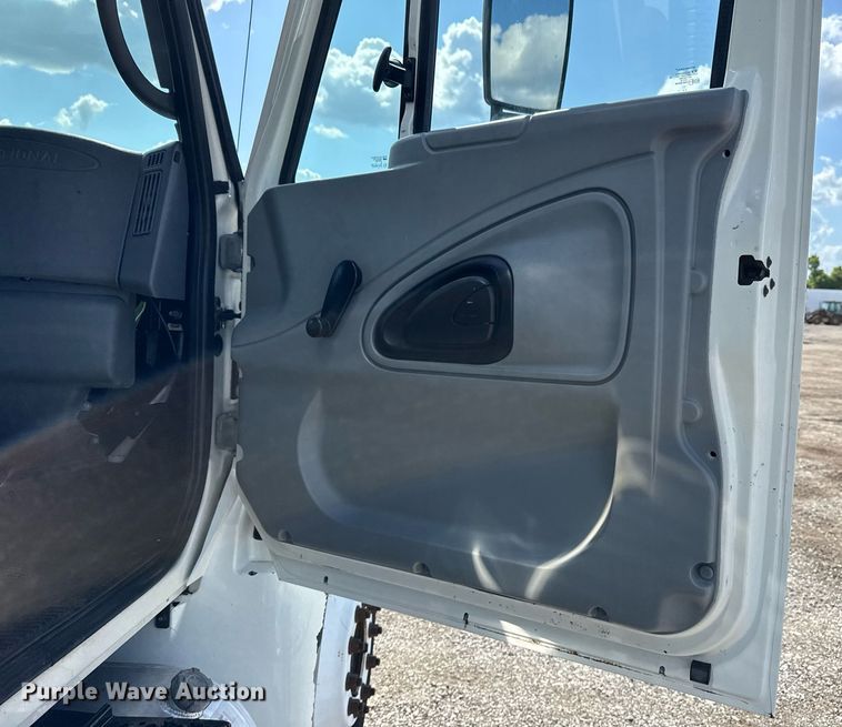 image for item EG5850 2006 International 4300 utility / service truck