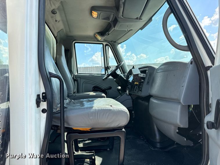 image for item EG5850 2006 International 4300 utility / service truck