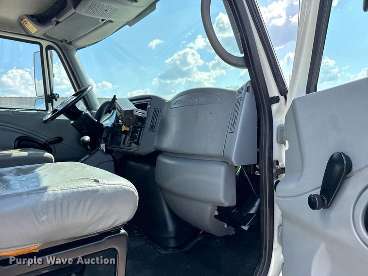 image for item EG5850 2006 International 4300 utility / service truck