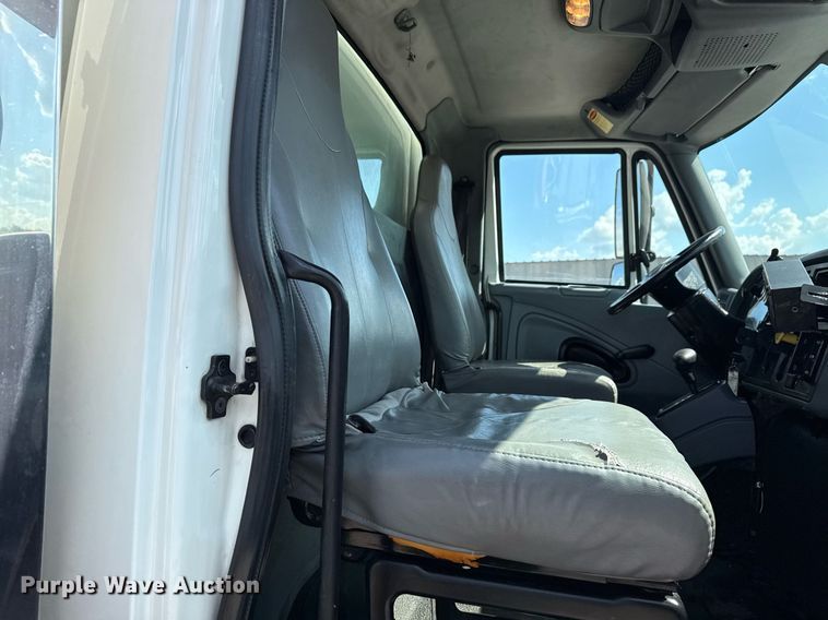 image for item EG5850 2006 International 4300 utility / service truck