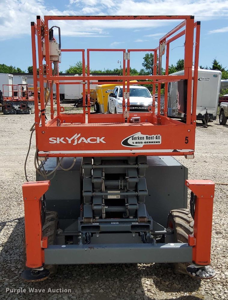 image for item EJ0058 2018 SkyJack SJ6832 RT scissor lift