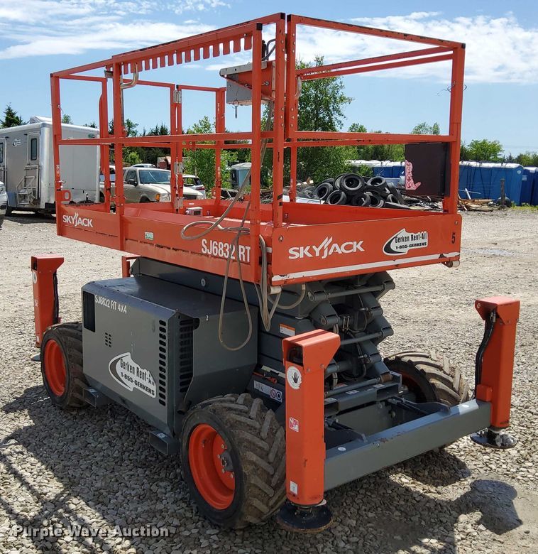 image for item EJ0058 2018 SkyJack SJ6832 RT scissor lift