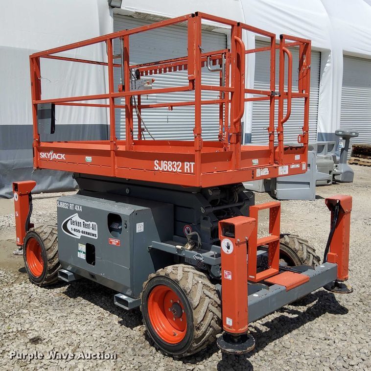 image for item EJ0058 2018 SkyJack SJ6832 RT scissor lift