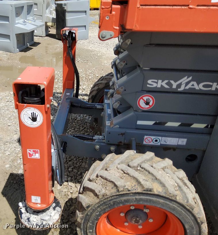 image for item EJ0058 2018 SkyJack SJ6832 RT scissor lift