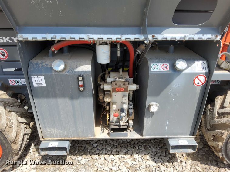 image for item EJ0058 2018 SkyJack SJ6832 RT scissor lift