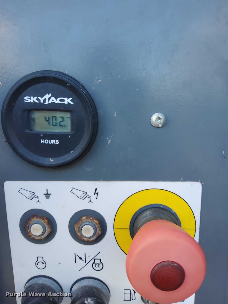 image for item EJ0058 2018 SkyJack SJ6832 RT scissor lift