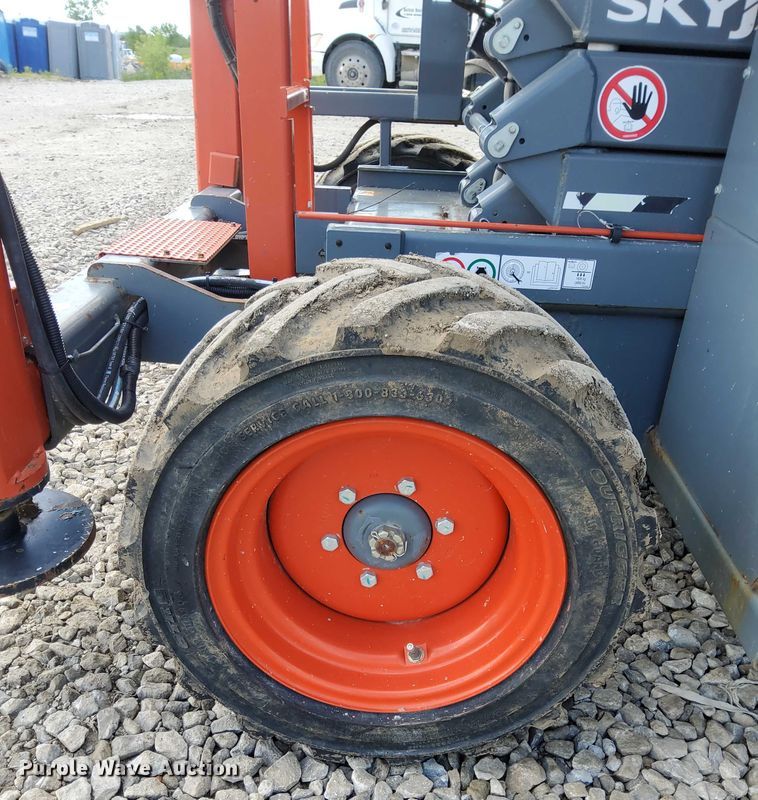 image for item EJ0058 2018 SkyJack SJ6832 RT scissor lift