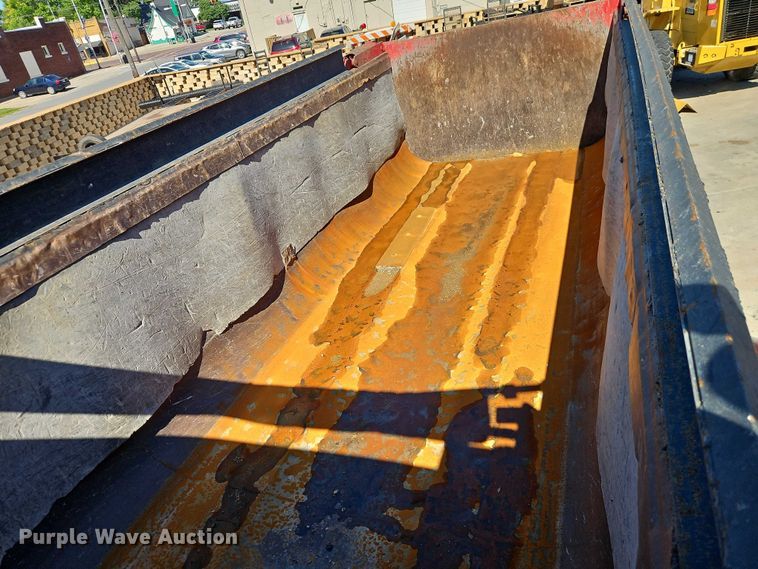 image for item EJ0062 2015 Peterbilt 567 dump truck