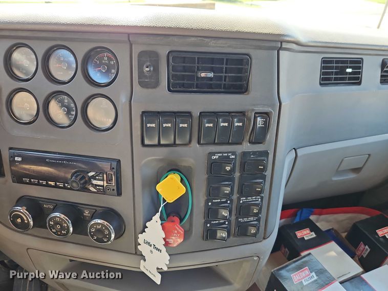 image for item EJ0062 2015 Peterbilt 567 dump truck