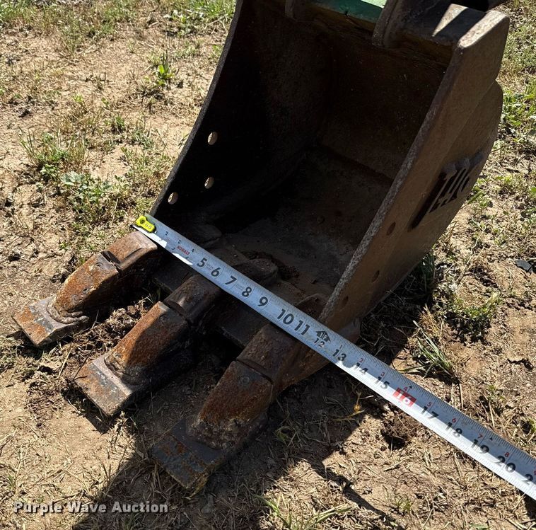 image for item EJ3747 2005 Bobcat 323 J mini excavator