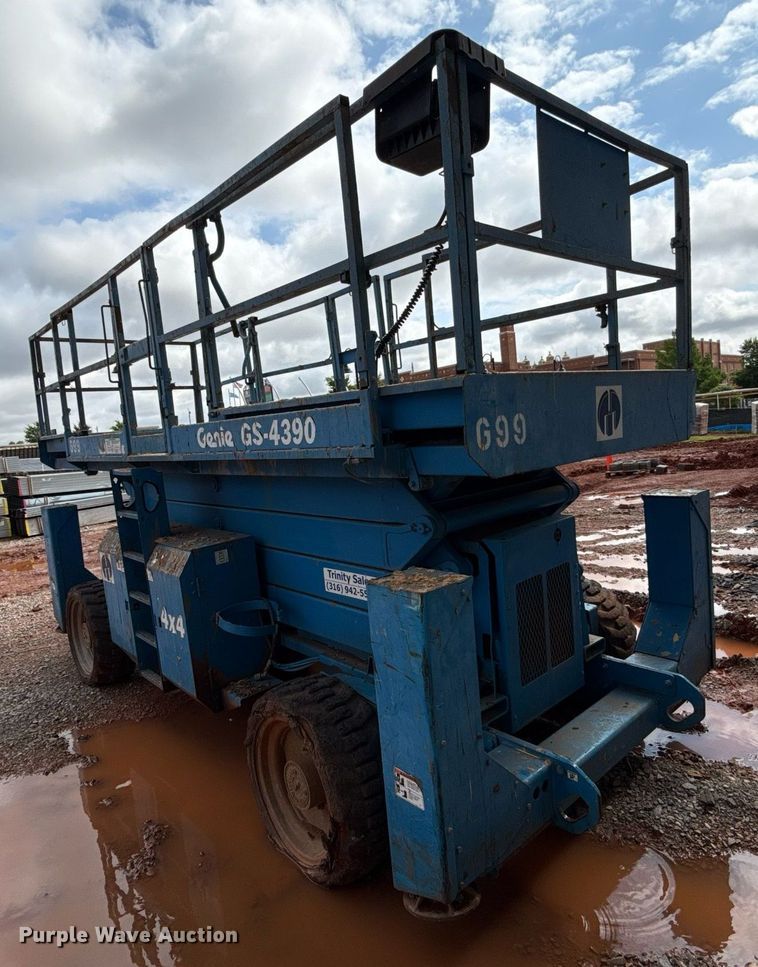 image for item EJ4626 2006 Genie GS-4390 scissor lift