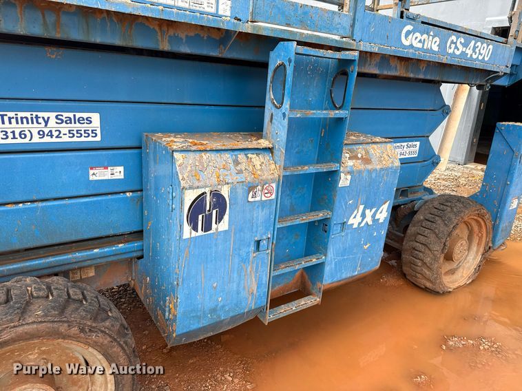 image for item EJ4626 2006 Genie GS-4390 scissor lift