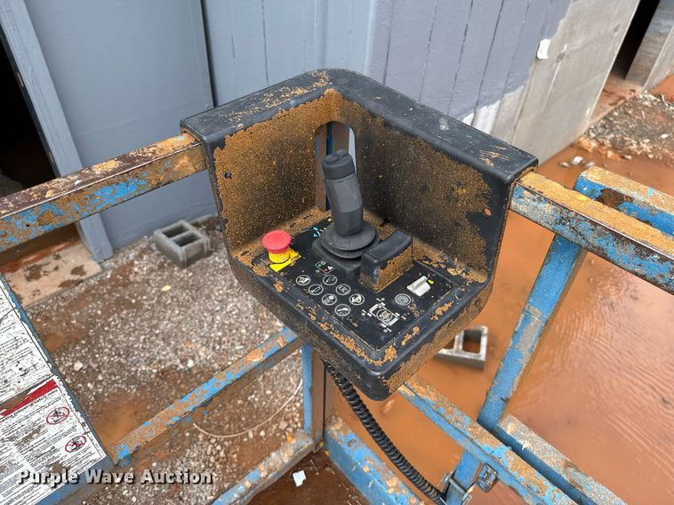 image for item EJ4626 2006 Genie GS-4390 scissor lift