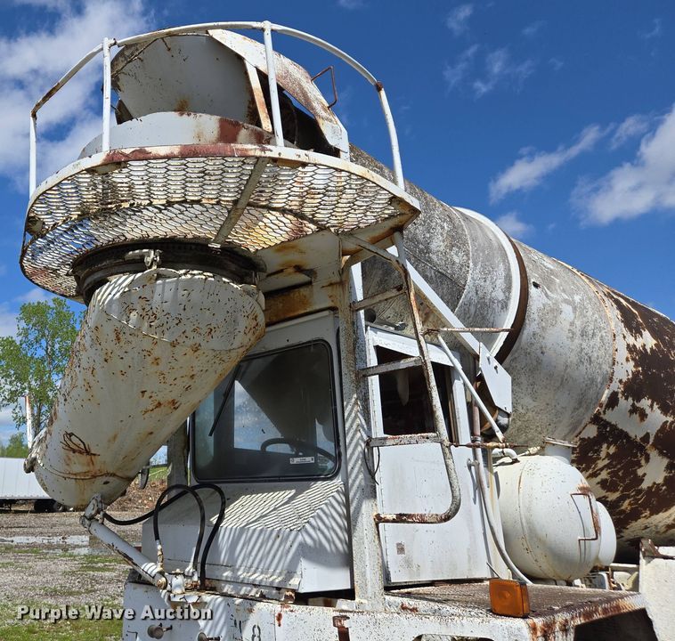 image for item EJ7492 1992 Advance CL9FAP6811 ready mix truck