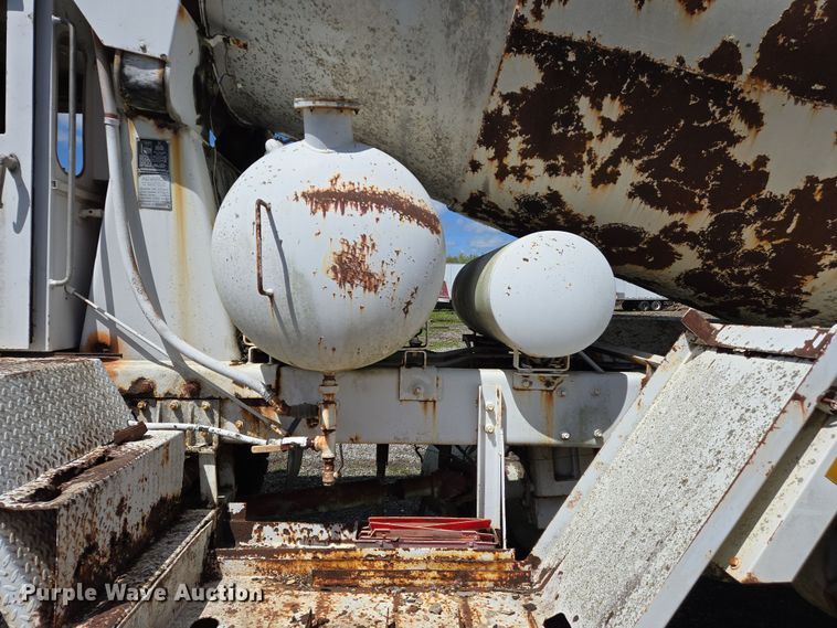 image for item EJ7492 1992 Advance CL9FAP6811 ready mix truck