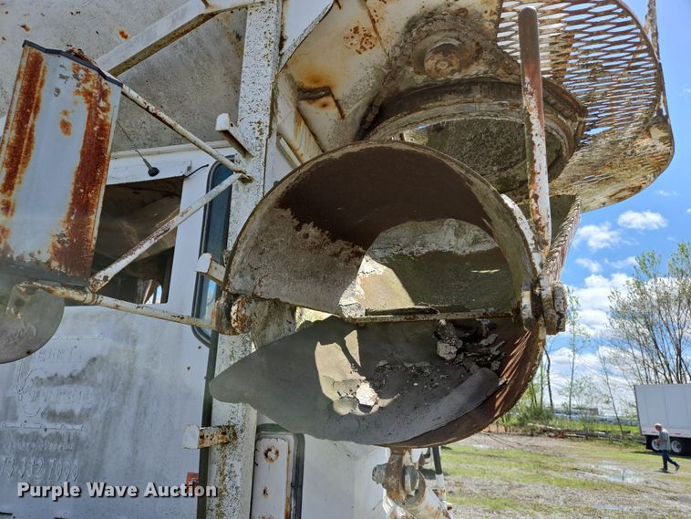 image for item EJ7492 1992 Advance CL9FAP6811 ready mix truck