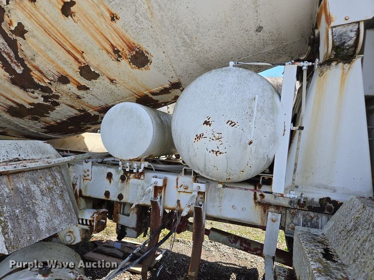 image for item EJ7492 1992 Advance CL9FAP6811 ready mix truck