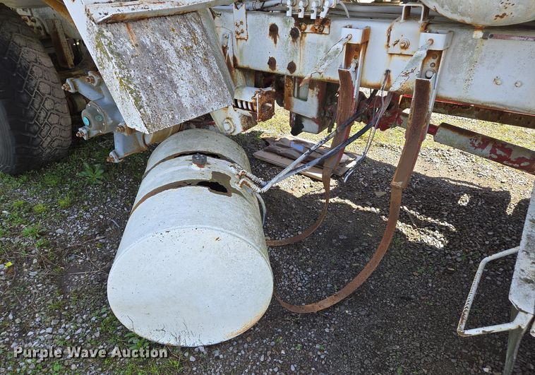 image for item EJ7492 1992 Advance CL9FAP6811 ready mix truck