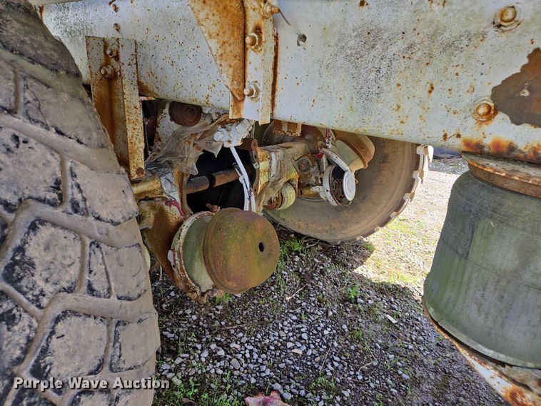 image for item EJ7492 1992 Advance CL9FAP6811 ready mix truck