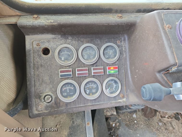 image for item EJ7492 1992 Advance CL9FAP6811 ready mix truck