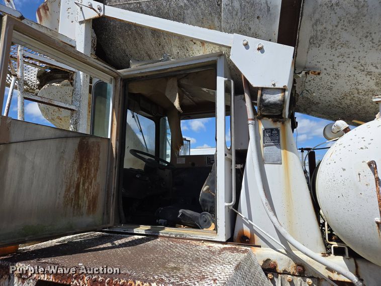 image for item EJ7492 1992 Advance CL9FAP6811 ready mix truck