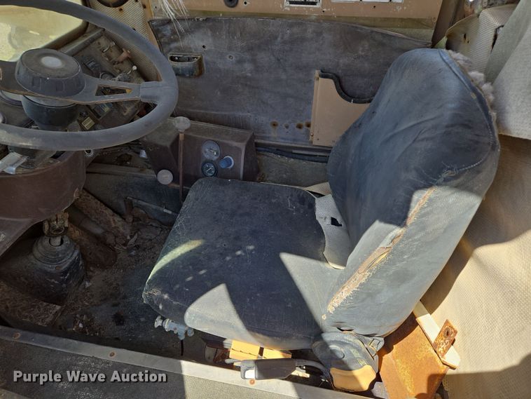 image for item EJ7492 1992 Advance CL9FAP6811 ready mix truck