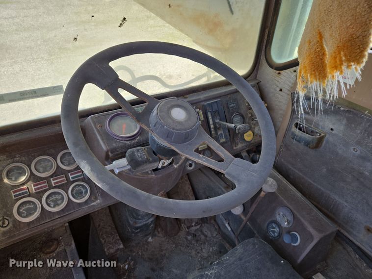 image for item EJ7492 1992 Advance CL9FAP6811 ready mix truck