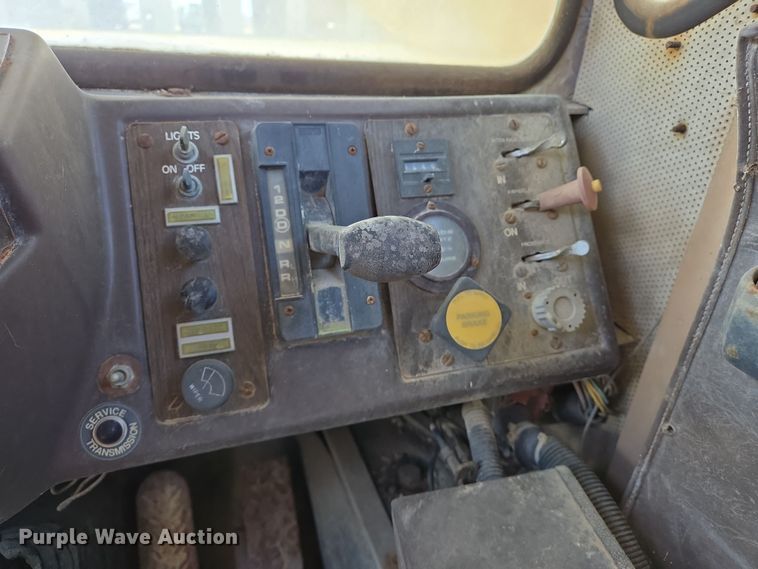 image for item EJ7492 1992 Advance CL9FAP6811 ready mix truck