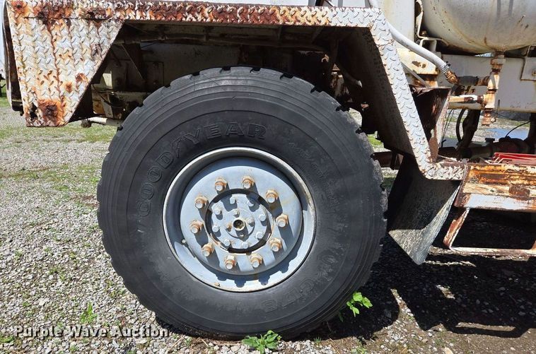 image for item EJ7492 1992 Advance CL9FAP6811 ready mix truck