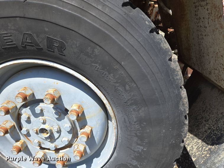 image for item EJ7492 1992 Advance CL9FAP6811 ready mix truck