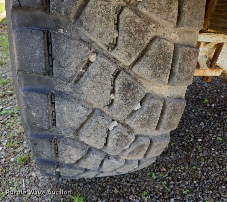 image for item EJ7492 1992 Advance CL9FAP6811 ready mix truck