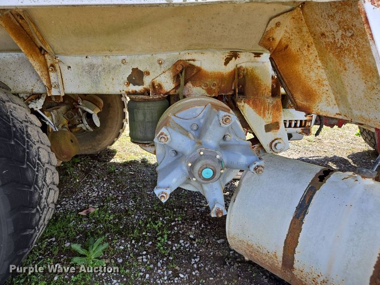 image for item EJ7492 1992 Advance CL9FAP6811 ready mix truck