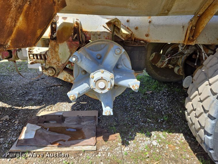 image for item EJ7492 1992 Advance CL9FAP6811 ready mix truck