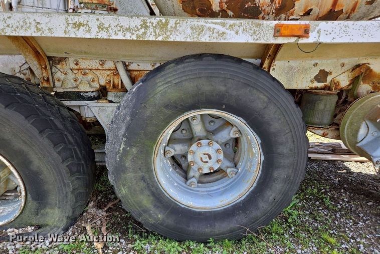 image for item EJ7492 1992 Advance CL9FAP6811 ready mix truck