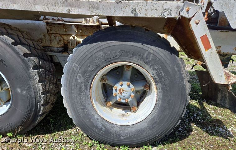 image for item EJ7492 1992 Advance CL9FAP6811 ready mix truck