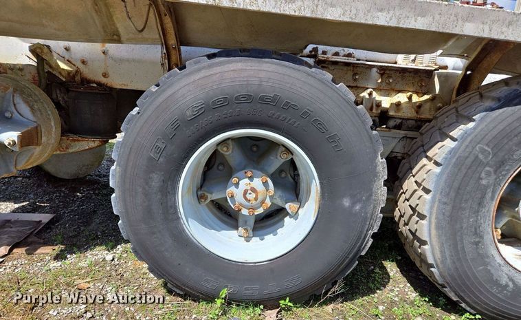 image for item EJ7492 1992 Advance CL9FAP6811 ready mix truck