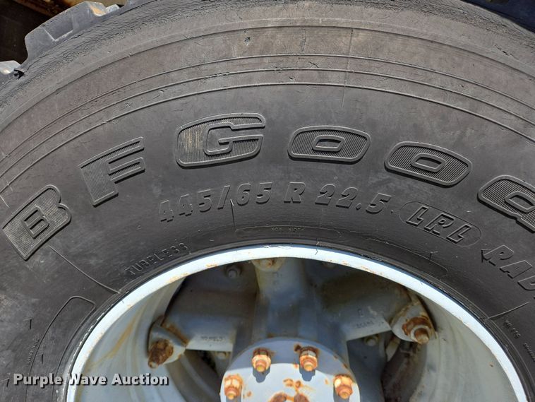 image for item EJ7492 1992 Advance CL9FAP6811 ready mix truck