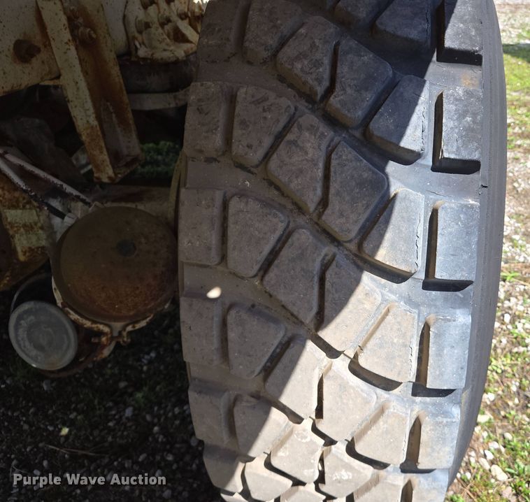 image for item EJ7492 1992 Advance CL9FAP6811 ready mix truck