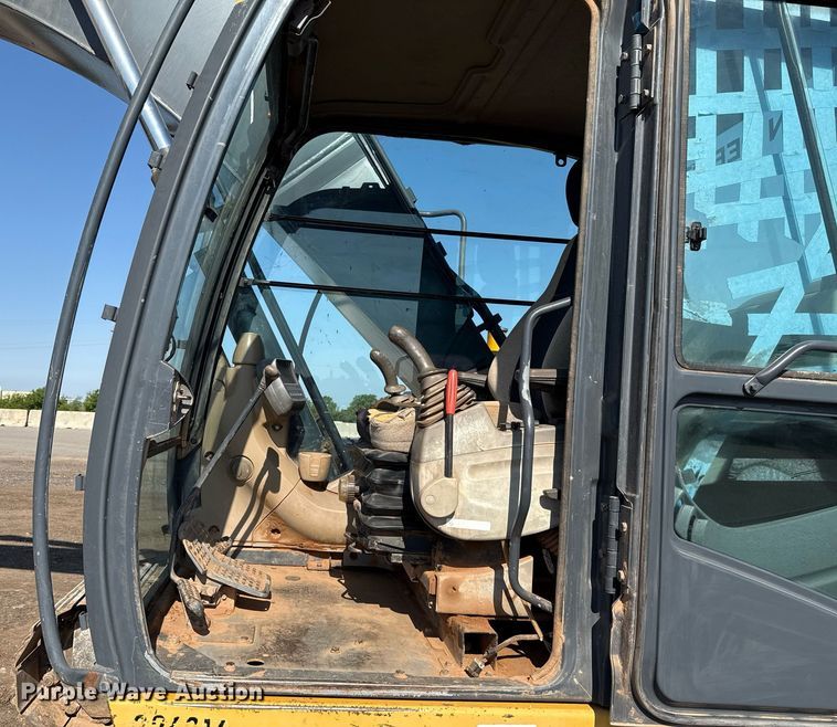 image for item EJ8804 2008 John Deere 200D LC excavator