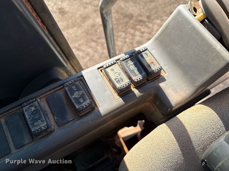 image for item EJ8804 2008 John Deere 200D LC excavator