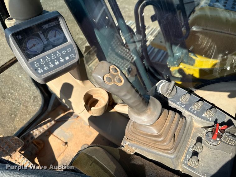 image for item EJ8804 2008 John Deere 200D LC excavator